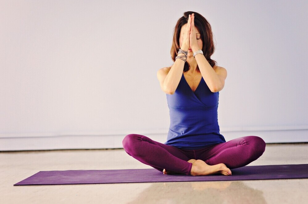 a women practice mindfulness on a yoga mat